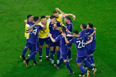 Argentina le dio una lección de fútbol a Polonia y se metió en octavos de final