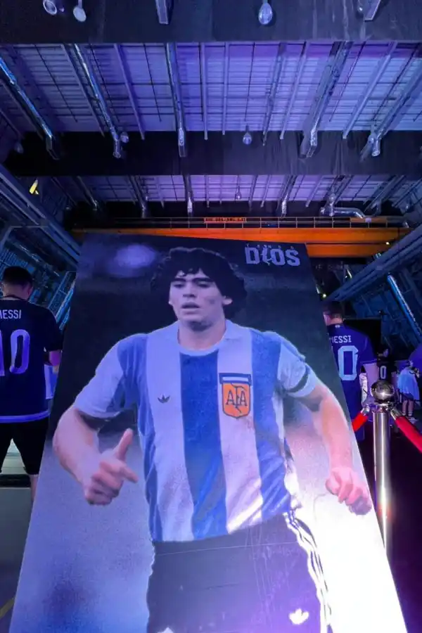 LA GACETA en el hangar del Tango D10S: es como caminar en el cielo con Diego de la mano