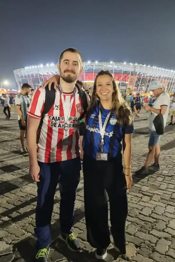SEIS ESCALAS. Federico Fuentes y Mariana Villagrán estarán en el estadio con las camisetas del 
