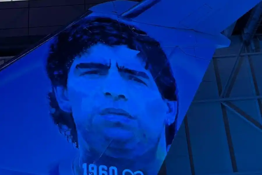 LA GACETA en el hangar del Tango D10S: es como caminar en el cielo con Diego de la mano