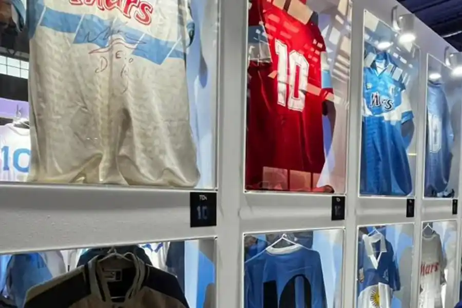 LA GACETA en el hangar del Tango D10S: es como caminar en el cielo con Diego de la mano