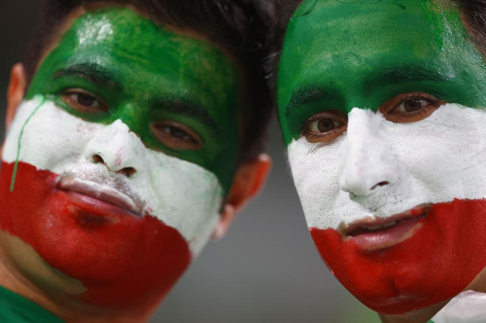 IRANÍES. Dos simpatizantes de Irán, con los colores en la piel.