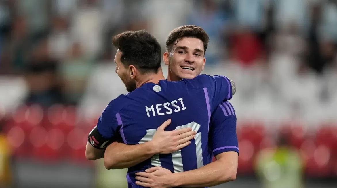 Messi abraza Julián Álvarez tras el gol a Polonia