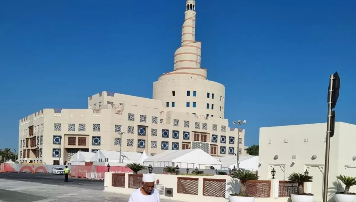 VISITA. El Centro Cultural Sheikh Abdulla Bin Zaid Al Mahmoud, instalado en un imponente edificio que también alberga una mezquita. 