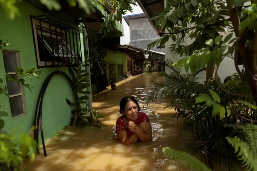 CRECIDA. Con el agua a la altura del pecho, los residentes de San Ildefonso, de la provincia de Bulacan, en Filipinas, enfrentaron las consecuencias del paso del súper tifón Noru. Estos fenómenos extremos son un escenario que hay que esperar, en un mundo cada vez más afectado por el   calentamiento global. 