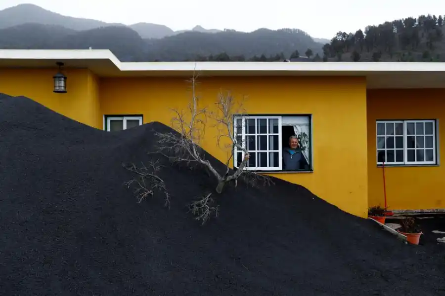 EN CANARIAS. Las cenizas que lanzó el volcán Cumbre Vieja llegaron a la altura de las ventanas. 