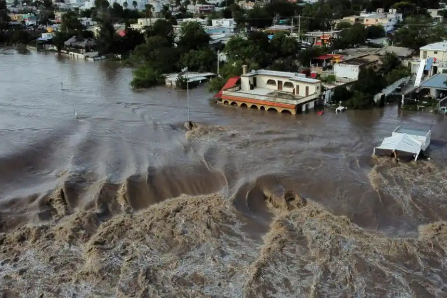 DESBORDE. Luego de días de intensas lluvias, el agua del río Sabinas, en el estado mexicano de Coahuila, superó sus márgenes y causó destrozos en la ciudad del mismo nombre. 