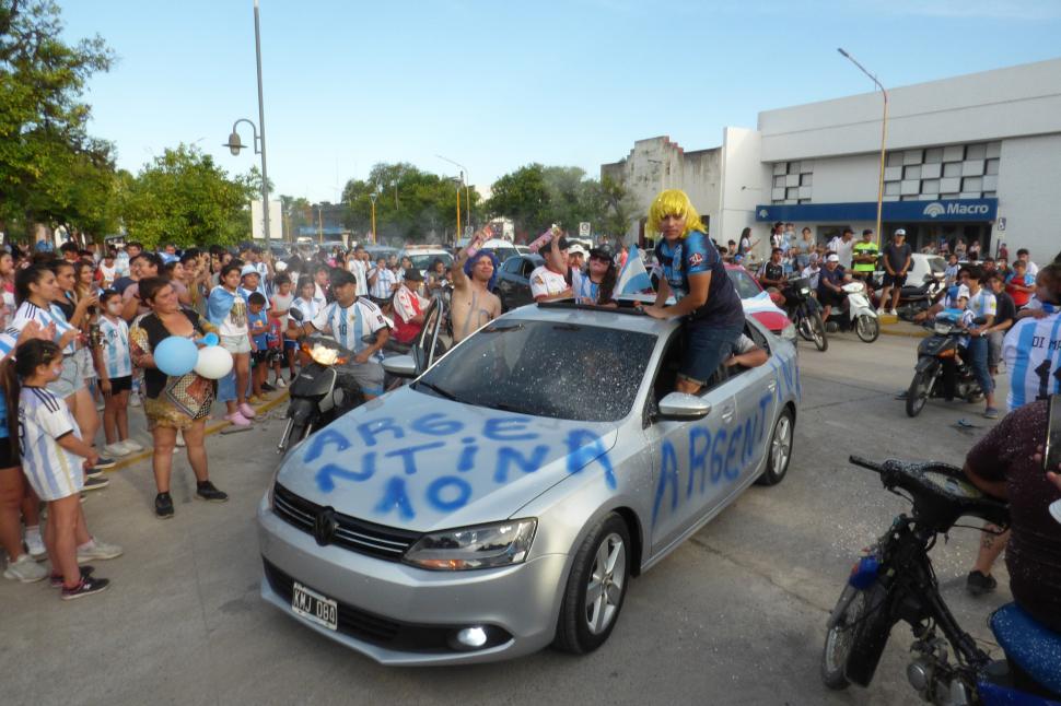 FANATISMO. Un hincha del seleccionado escribió su auto y fue una de las principales atracciones en la plaza 25 de Mayo de Aguilares.