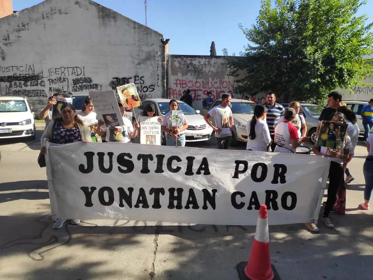 ALLEGADOS. Familiares y Amigos de “Yonhi” Caro pedían justicia mientras esperaban el fallo en la puerta de Tribunales, sobre calle España.  