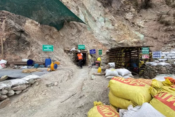 Mineros artesanales de Perú se enfrentan a gigantes del cobre