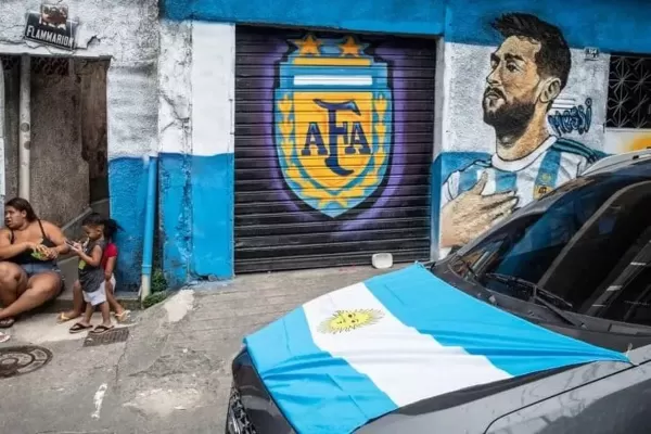 La favela de Brasil que apoya a la Selección Argentina: Calles pintadas, murales y camisetas albicelestes