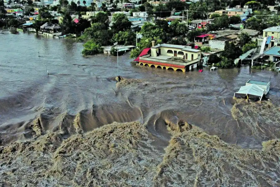 DESBORDE. Luego de días de intensas lluvias, el agua del río Sabinas, en el estado mexicano de Coahuila, superó sus márgenes y causó destrozos en la ciudad del mismo nombre. 