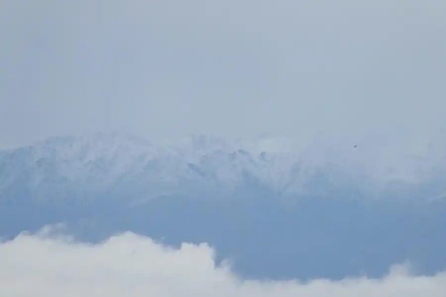 BLANCO. Así se  veía ayer la helada en los cerros del Aconquija, detrás de San Javier.Abajo, la granizada en Amaicha, a comienzo de semana. Hoy comienza a subir la temperatura. 