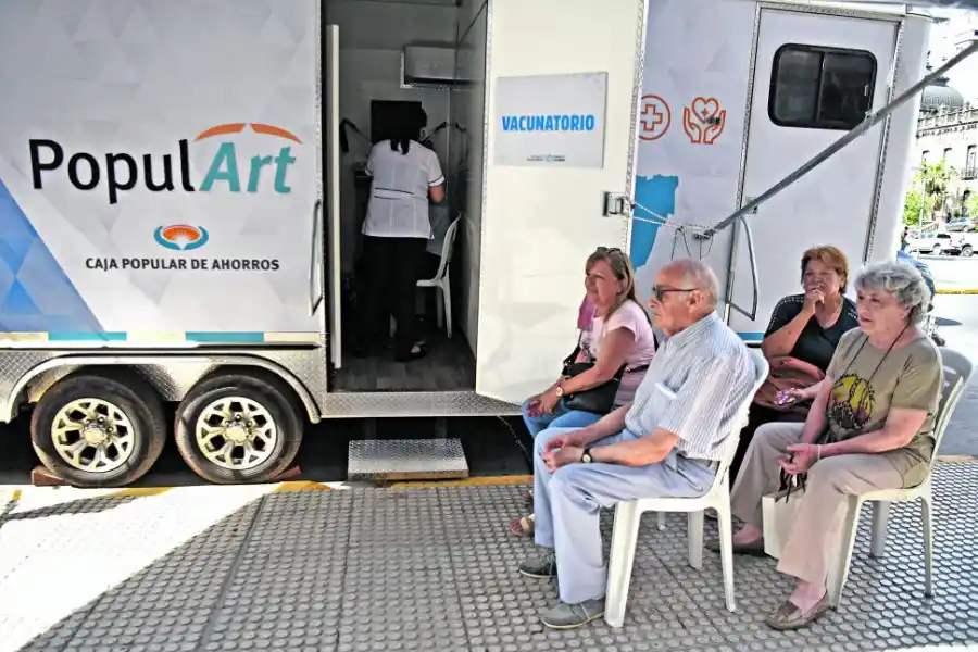 PRECAUCIÓN. Las autoridades recomendaron que quienes tienen una dosis colocada hace más de cuatro meses, se coloquen la dosis de refuerzo. También que los mayores de 50 años usen barbijo en sitios públicos. 