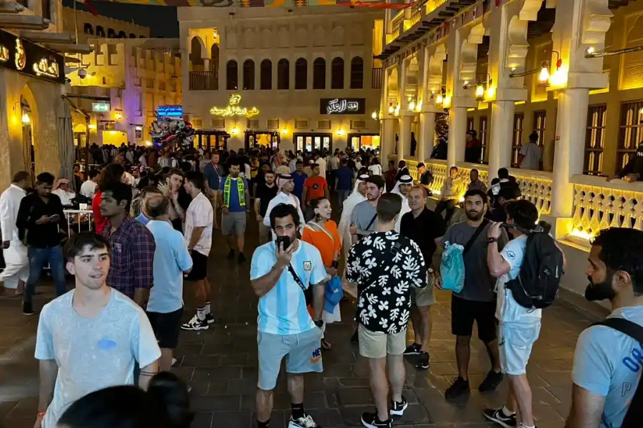 Banderazo en Qatar: del Diego que nos cuida al árabe solidario que pide la Copa para Messi