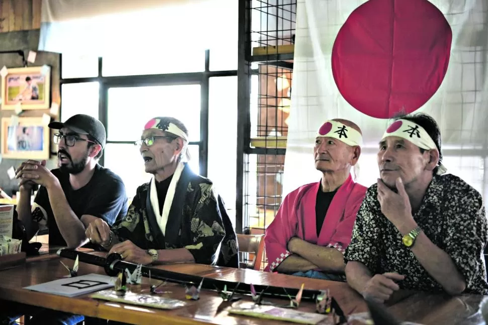 TENSIÓN. Facundo Juárez, Rodolfo Oyamada, Kazumasa Hashimoto y Hiroshi Kakeno siguen atentamente el partido desde la “pequeña Tokio” montada en Mirasoles. 