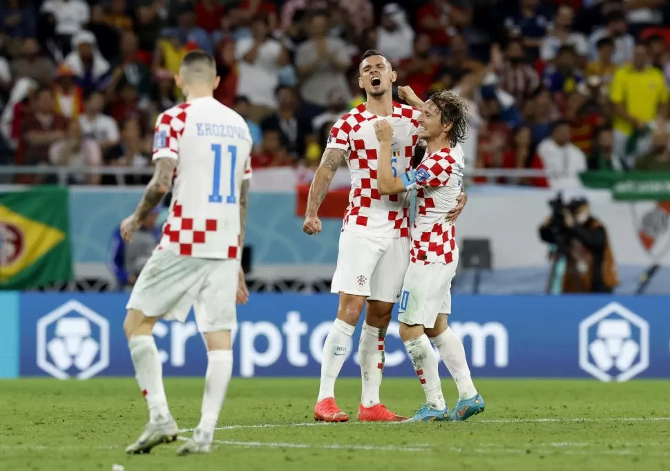 ALEGRÍA. Croacia no jugó bien, pero el empate le alcanzó. Por eso, ni bien el juez pitó el final, sus jugadores desataron el festejo por la clasificación a octavos de final. 
