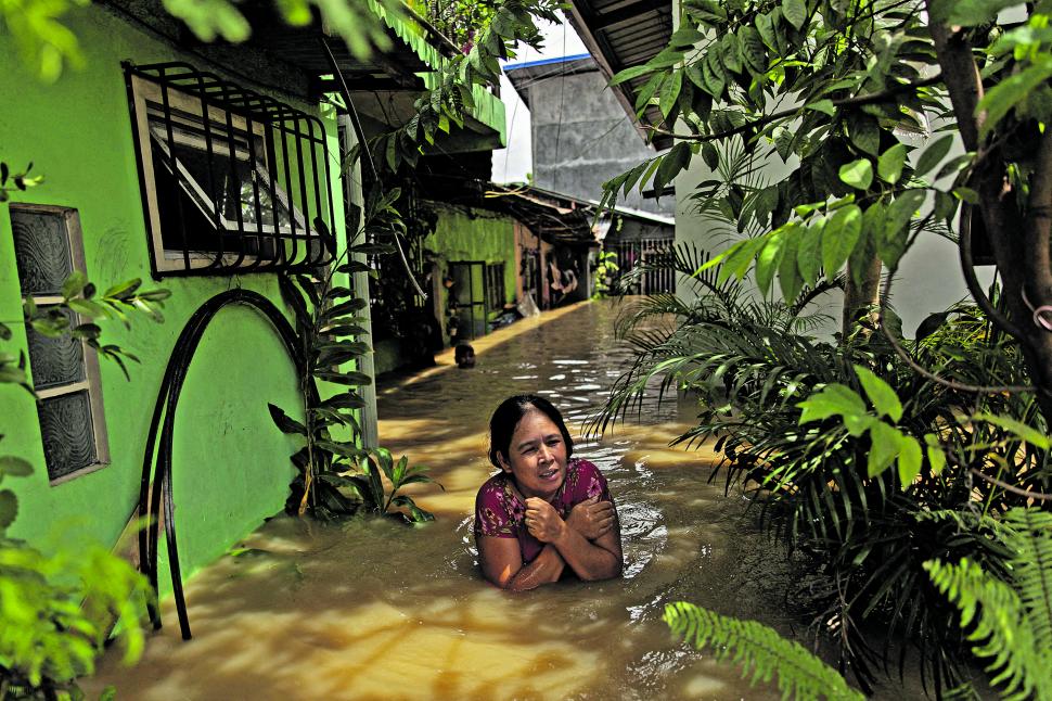 CRECIDA. Con el agua a la altura del pecho, los residentes de San Ildefonso, de la provincia de Bulacan, en Filipinas, enfrentaron las consecuencias del paso del súper tifón Noru. Estos fenómenos extremos son un escenario que hay que esperar, en un mundo cada vez más afectado por el   calentamiento global. 
