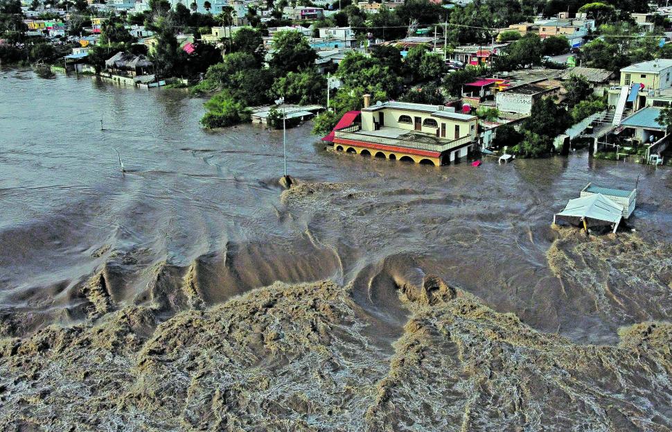 DESBORDE. Luego de días de intensas lluvias, el agua del río Sabinas, en el estado mexicano de Coahuila, superó sus márgenes y causó destrozos en la ciudad del mismo nombre. 