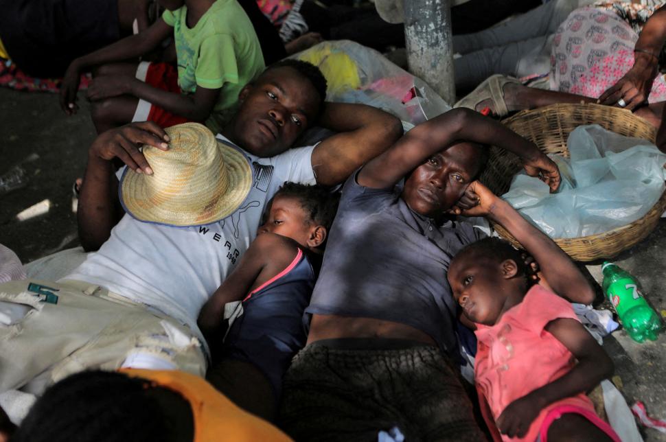 UN DOLOR LLAMADO HAITÍ. La guerra entre bandas desplazó a cientos de personas del barrio Cite Soleil, que terminaron durmiendo en las calles.