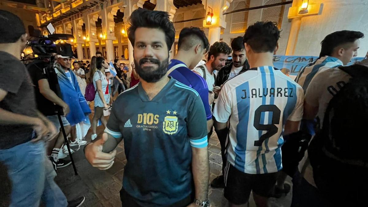 Banderazo en Qatar: del Diego que nos cuida al árabe solidario que pide la Copa para Messi