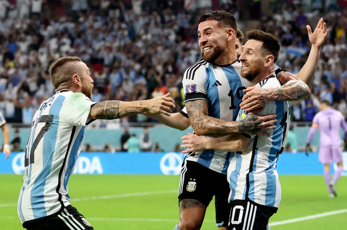 FESTEJO. Messi es felicitado por “Papu” Gómez y Otamendi, luego del primer gol argentino.