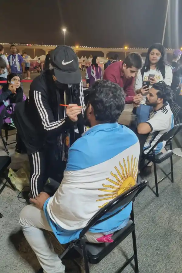 La fiesta argentina se vive en las puertas del estadio, horas antes del partido