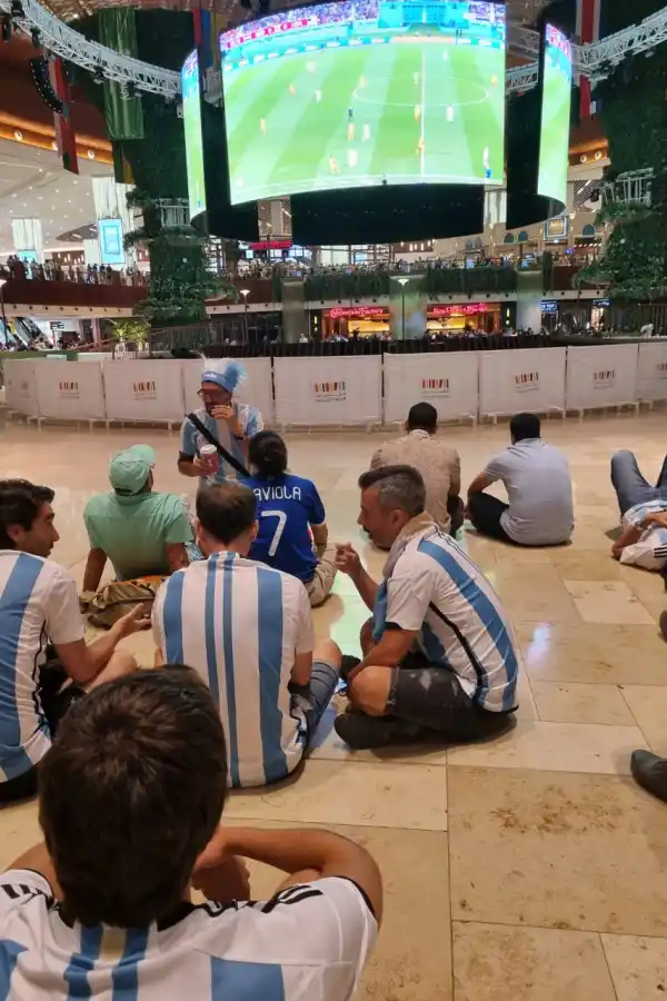 Los hinchas argentinos hacen la previa en un gigantesco shopping cercano al estadio