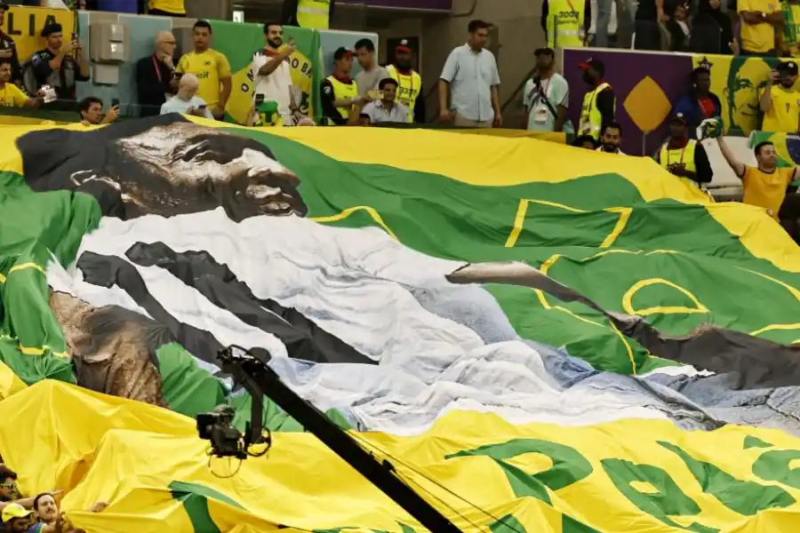 HOMENAJE A O REI. Durante el himno de Brasil, antes del duelo ante Camerún, los fanáticos brasileños desplegaron un telón gigante con la imagen de Pelé, que se encuentra internado en un hospital de San Pablo. 