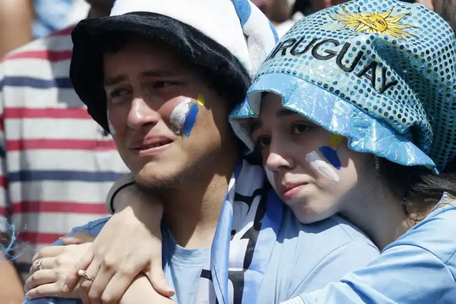 DESCONSUELO. Pareja uruguaya se lamenta la eliminación en fase de grupos