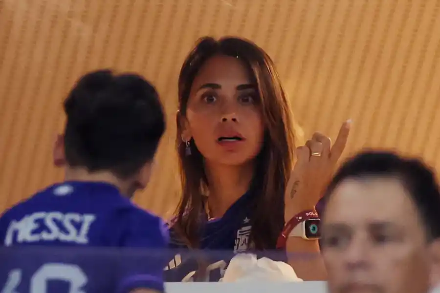 Antonella Roccuzo reta a uno de sus hijos en la cancha