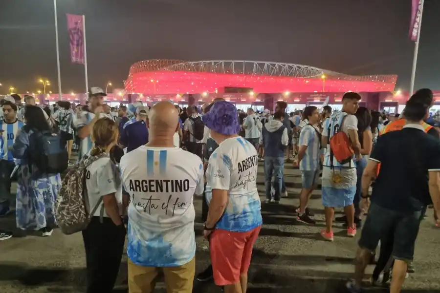 La fiesta argentina se vive en las puertas del estadio, horas antes del partido