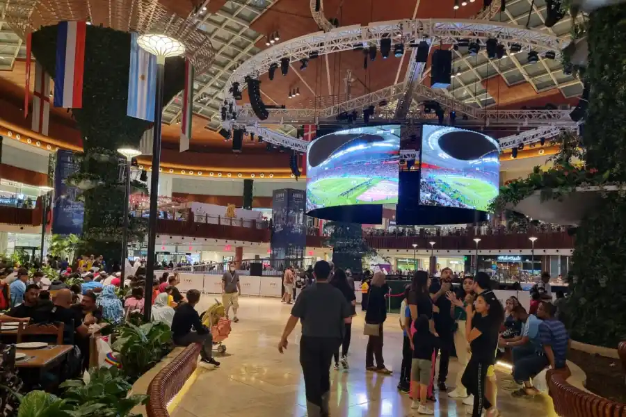 Los hinchas argentinos hacen la previa en un gigantesco shopping cercano al estadio