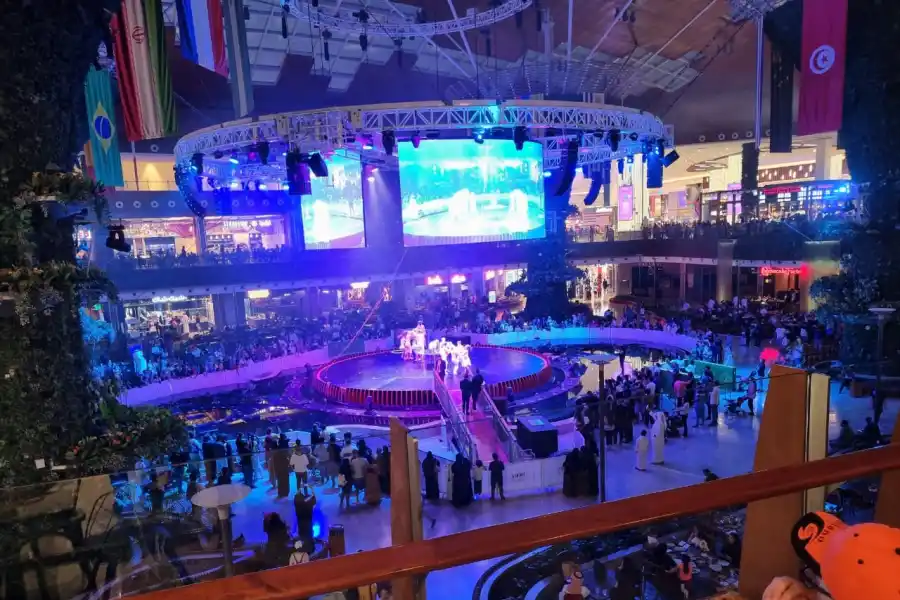 Los hinchas argentinos hacen la previa en un gigantesco shopping cercano al estadio