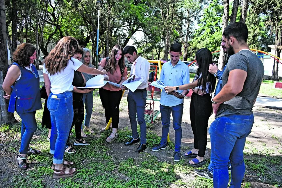 VEREDAS DESTRUIDAS. En la manzana más importante del barrio El Bosque los vecinos no pueden ni caminar seguros.
