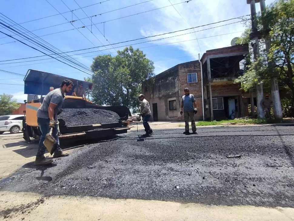 EN LA CALLE. Esta semana se repavimentaron calles del barrio San Alberto.  