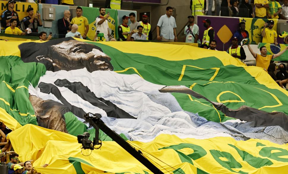 HOMENAJE A O REI. Durante el himno de Brasil, antes del duelo ante Camerún, los fanáticos brasileños desplegaron un telón gigante con la imagen de Pelé, que se encuentra internado en un hospital de San Pablo. 