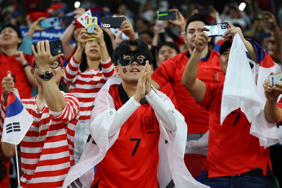 AGÓNICO. Korea del Sur clasificó en tiempo de descuento, el disfraz de Heung Min Son fue furor en las tribunas.