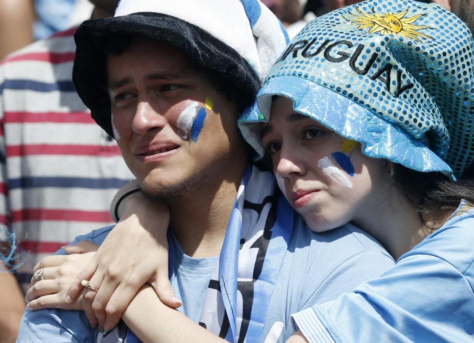 DESCONSUELO. Pareja uruguaya se lamenta la eliminación en fase de grupos