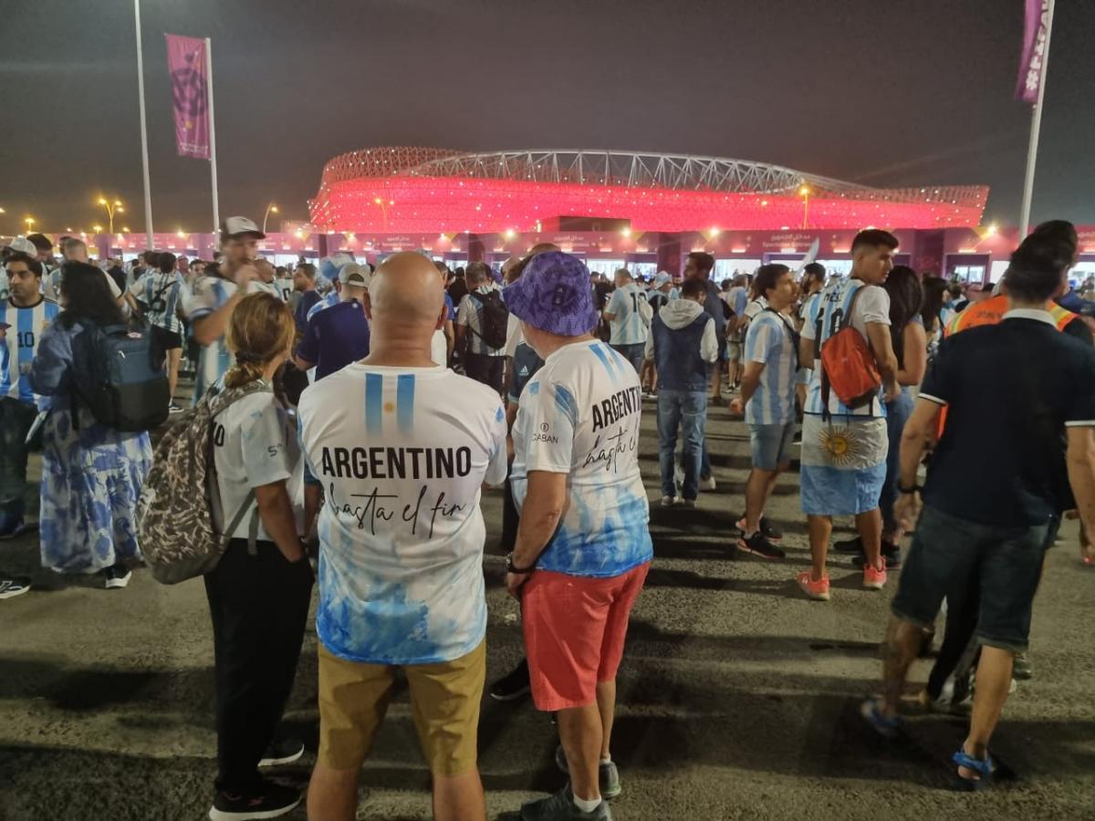La fiesta argentina se vive en las puertas del estadio, horas antes del partido