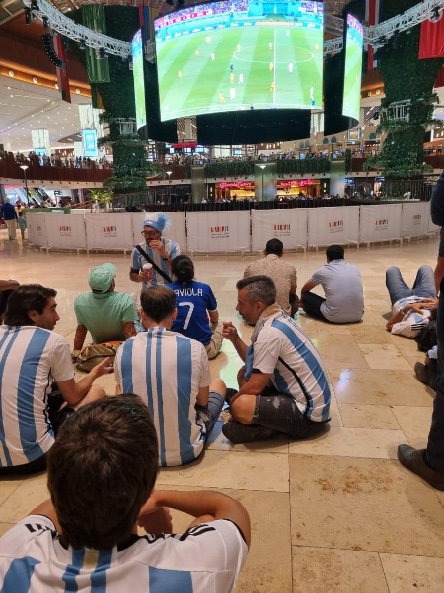Los hinchas argentinos hacen la previa en un gigantesco shopping cercano al estadio