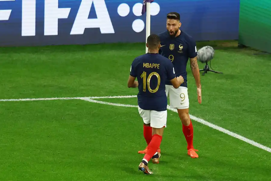 SALVADOR. Olivier Giroud celebra la apertura del marcador para Francia.