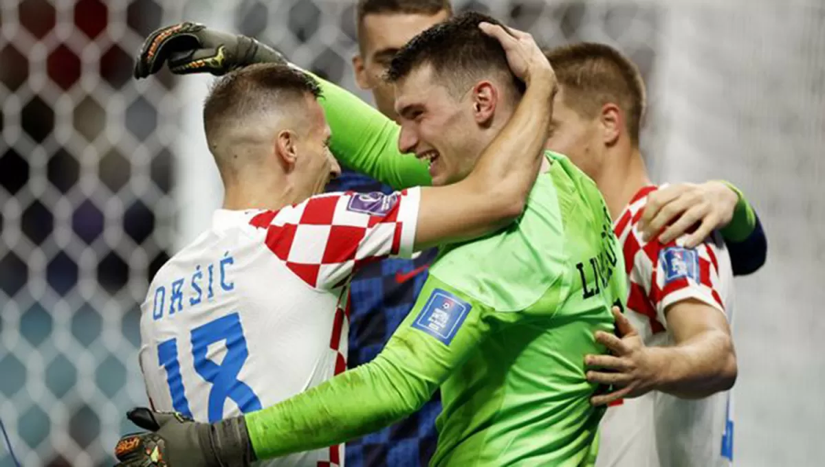 HÉROE. Dominik Livakovic atajó tres remates para que Croacia se meta entre los ocho mejores del torneo.