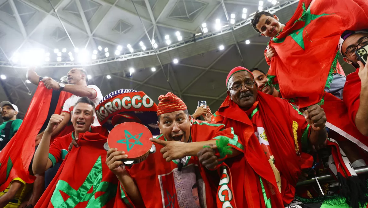 UNA FIESTA. Los marroquíes están felices y lo demuestran en cada rincón de Qatar en las previas a los partidos de su Selección.