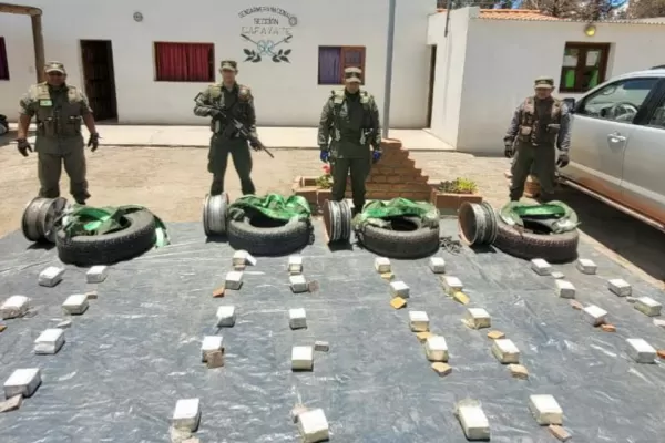 Llevaban más de 40 kilos de cocaína ocultos en los neumáticos de una camioneta