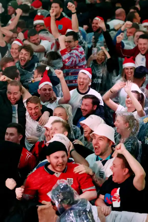 EN LONDRES. Hinchas ingleses festejan el pase a cuartos en BOXPARK Croydon.