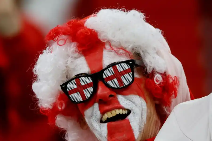 PINTADO PARA EL FESTEJO. La producción facial del hincha inglés fue en sintonía con la victoria de su equipo.   