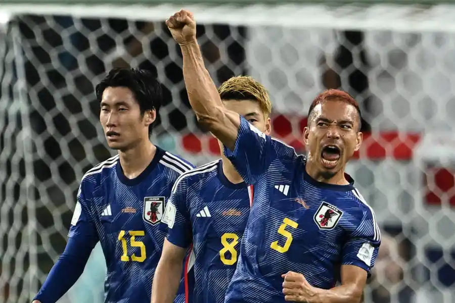 EL PRIMERO. Maeda celebra la apertura del marcador para los japoneses. 