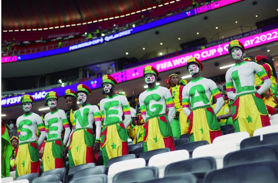 VICTORIA EN LAS TRIBUNAS. En la cancha, Senegal cayó por 3 a 0 ante Inglaterra. Pero un grupo de simpatizantes senegaleses triunfó en cuanto aliento se refiere. la gaceta / fotos de leo noli (enviado especial)