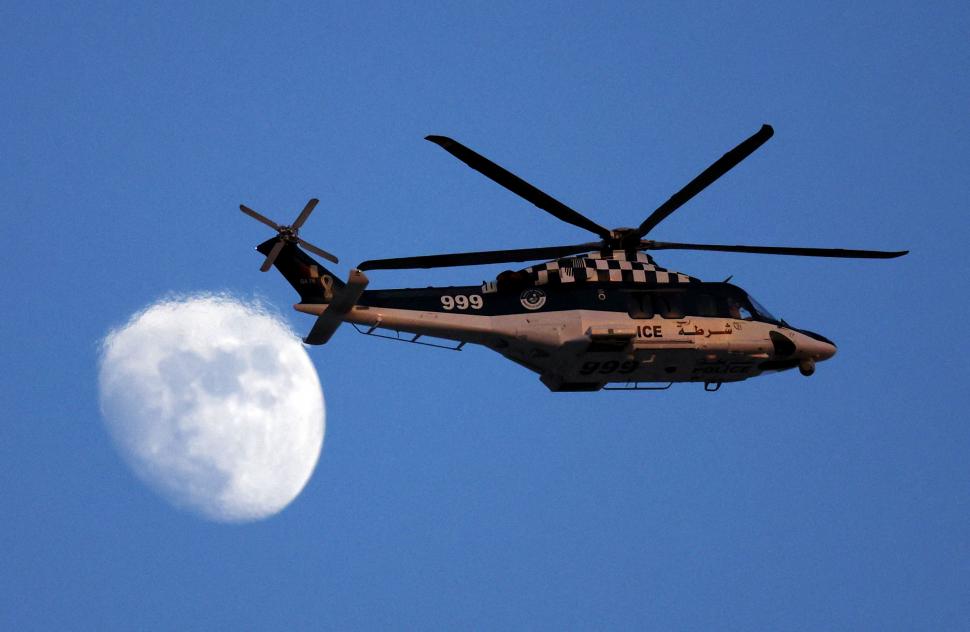 COMBINACIÓN. La instantánea une la seguridad y el arte. El helicóptero que sobrevuela durante el partido Francia-Polonia y la luna que acompaña. 